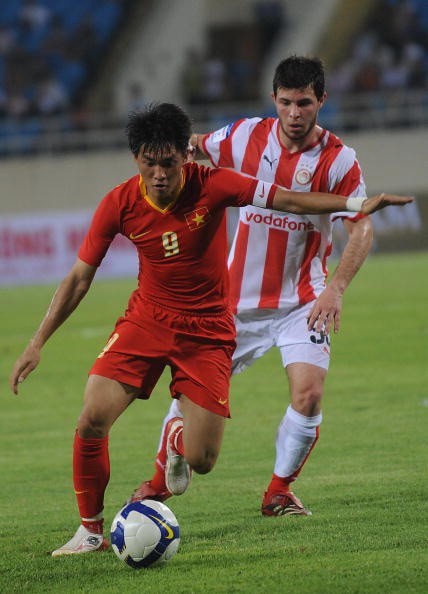Công Vinh đối mặt với thủ môn Nikopolidis Antonios trong trận giao hữu Việt Nam - Olympiakos tháng 5/2009 (Việt Nam thắng 1-0).
